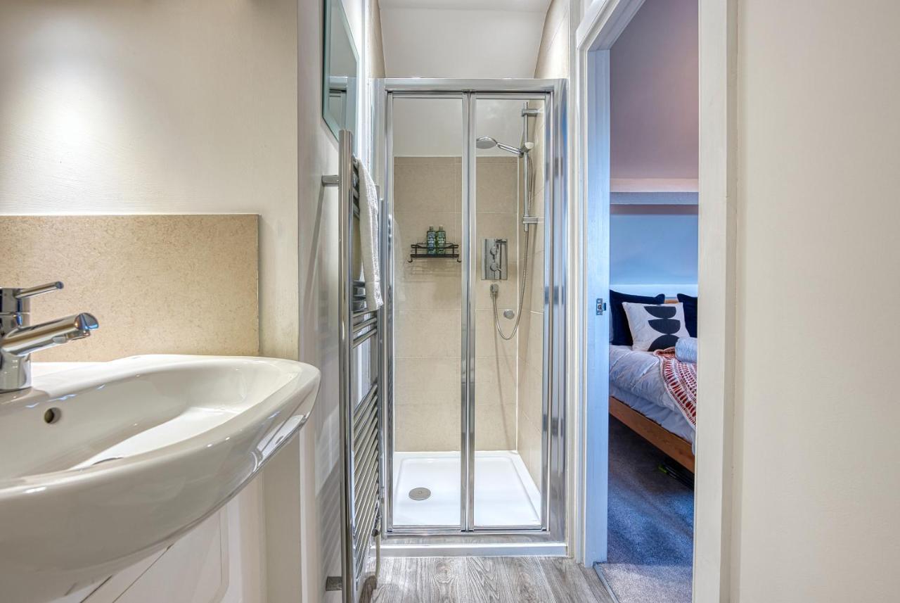 Ashcroft Loft By Timeless Stays - Stunning 3 Bedroom, 2 Bathrooms, Charming Central Apartment Featuring A Balcony Cirencester Dış mekan fotoğraf