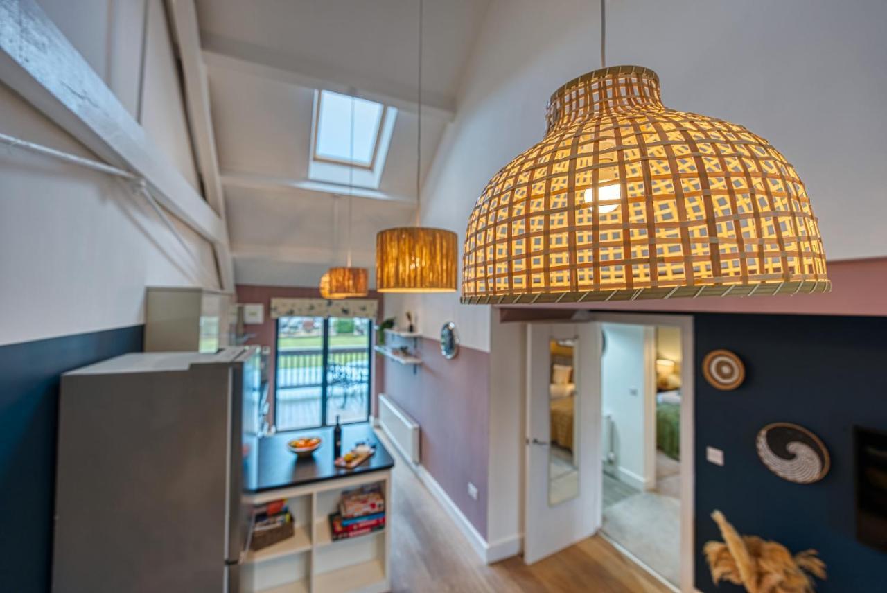 Ashcroft Loft By Timeless Stays - Stunning 3 Bedroom, 2 Bathrooms, Charming Central Apartment Featuring A Balcony Cirencester Dış mekan fotoğraf