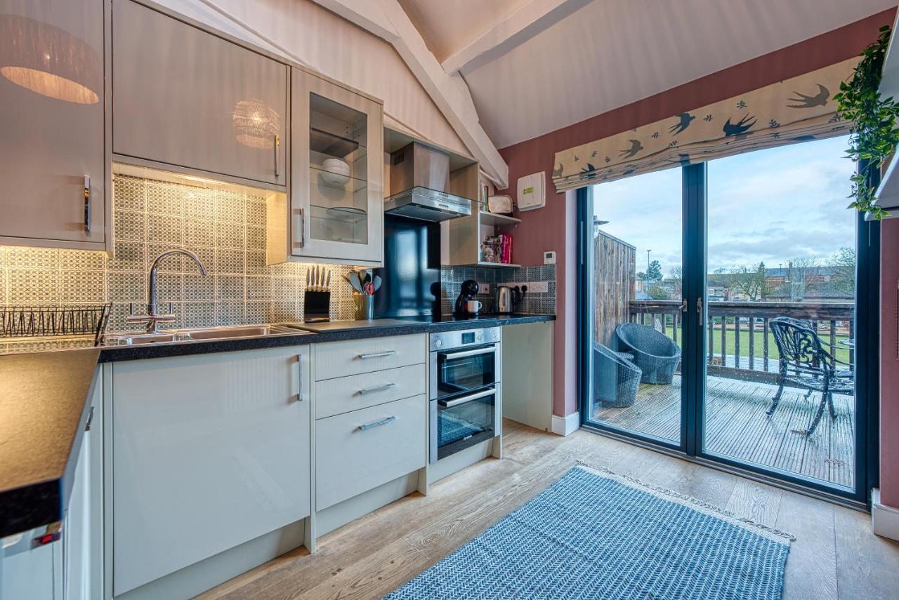 Ashcroft Loft By Timeless Stays - Stunning 3 Bedroom, 2 Bathrooms, Charming Central Apartment Featuring A Balcony Cirencester Dış mekan fotoğraf